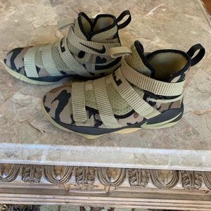 Zoom LeBron Soldier 11 Camo Boys size 7 Very Gently used